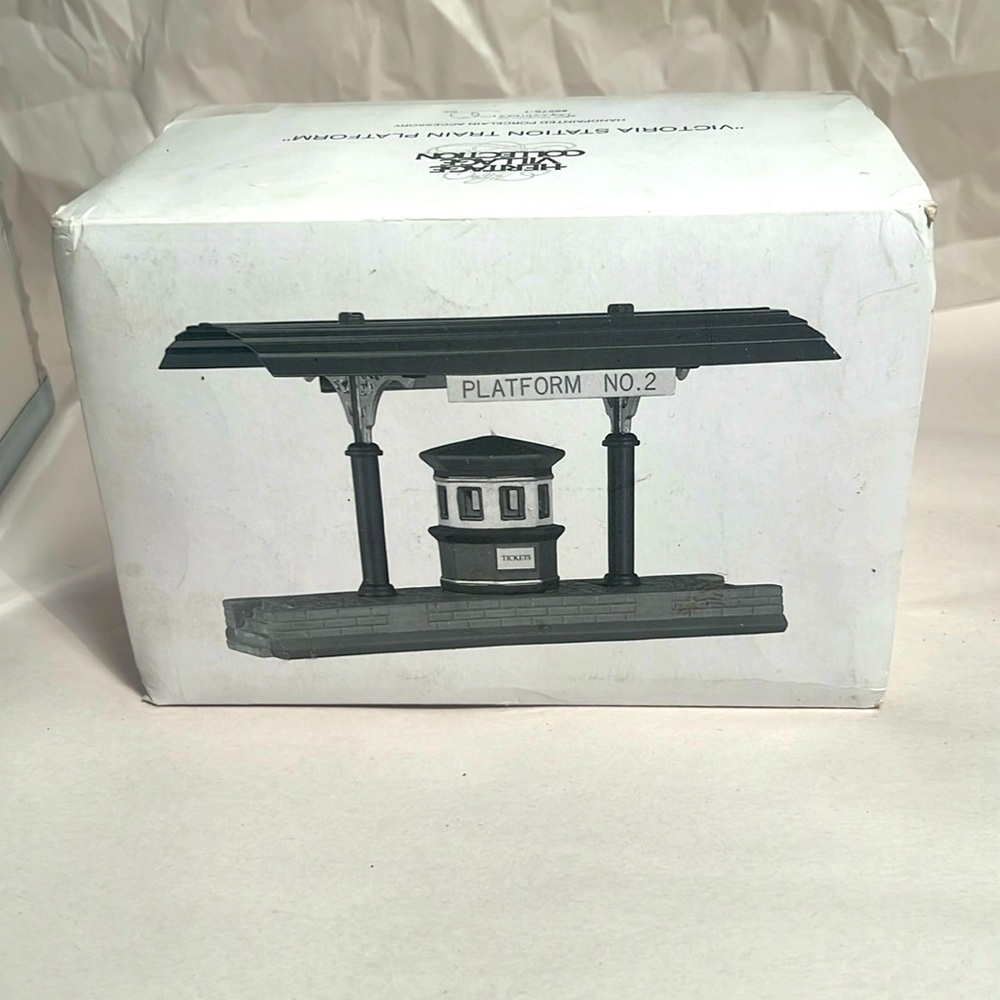 Department 56 / Heritage Village Collection /Victoria Station Train Platform